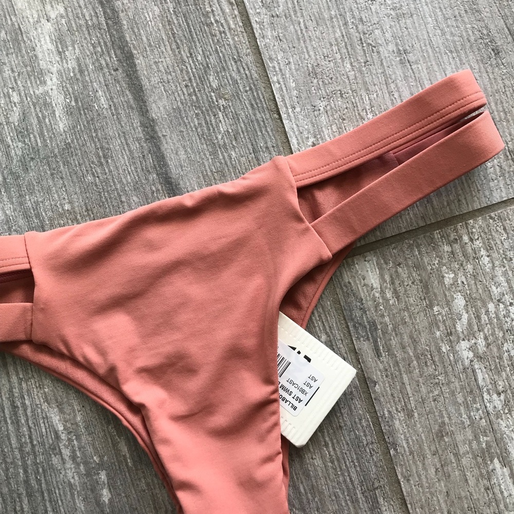 ๐ฅ๐ฅBILLABONG - SS ISLA BIKINI BOTTOMS๐ฅ๐ฅ - Picture 1 of 4